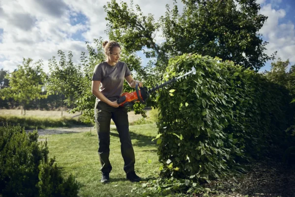 Husqvarna 322iHD60 Battery Hedge Trimmer - Image 3