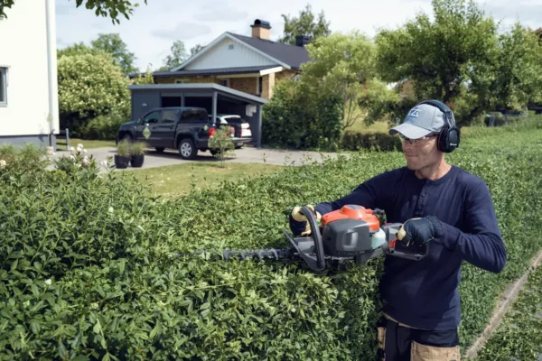 Husqvarna 322HD60 Petrol Hedge Trimmer - Image 2