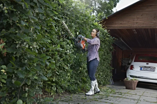 Husqvarna 122HD60 21.7cc Petrol Hedge Trimmer - Image 2