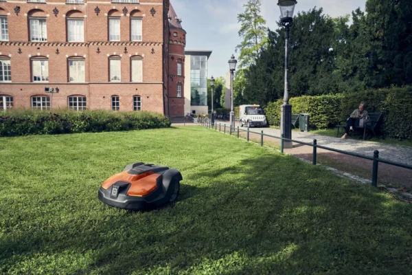 Husqvarna Automower® 520 EPOS – Professional Robotic Mower With Virtual Boundaries - Image 5