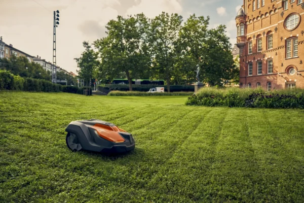 Husqvarna Automower® 520 EPOS – Professional Robotic Mower With Virtual Boundaries - Image 4