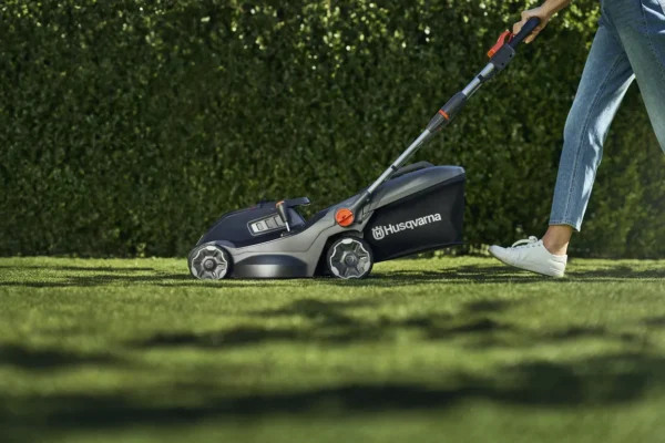 Husqvarna Aspire™ LC34-P4A with battery and charger - Image 6