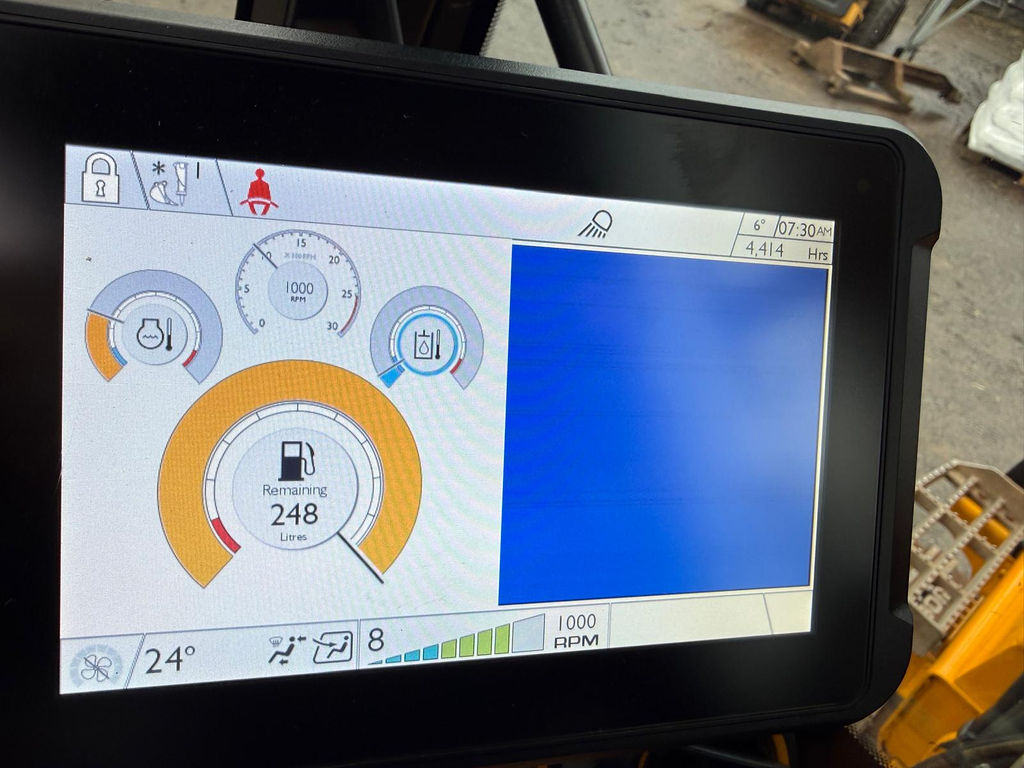 JCB 131X LC display screen and recorded hours