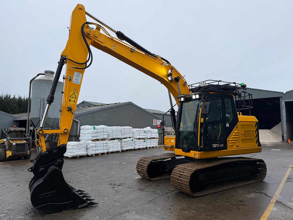 JCB 131X LC rear angle and counterweight