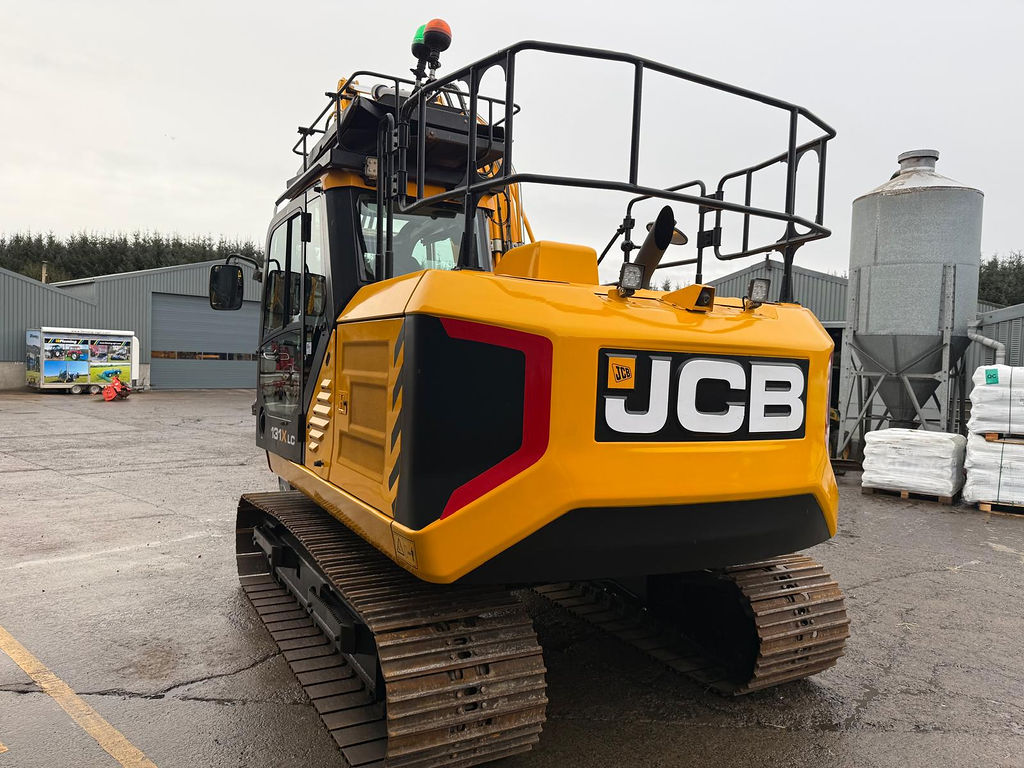 JCB 131X LC tracked excavator rear view