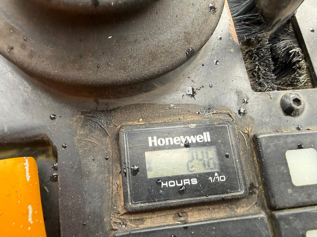 JCB 8008 CTS hour clock