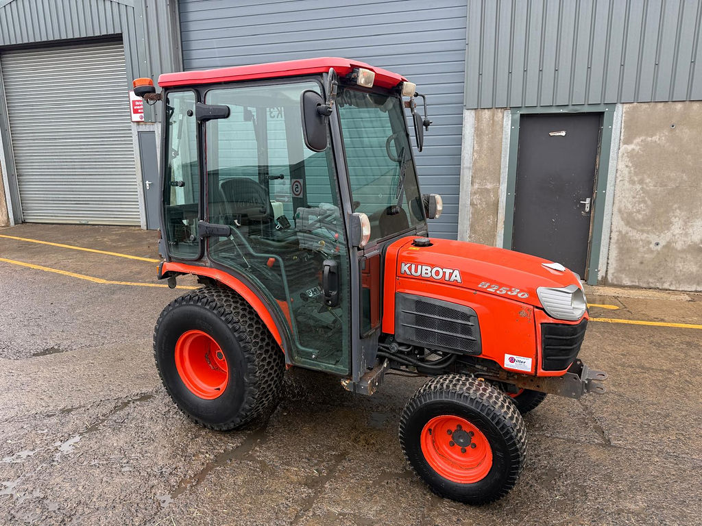Kubota B2530 compact tractor side view