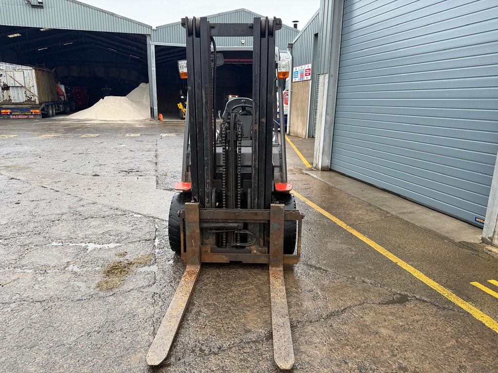 Manitou MI30D forklift forks and mast front view