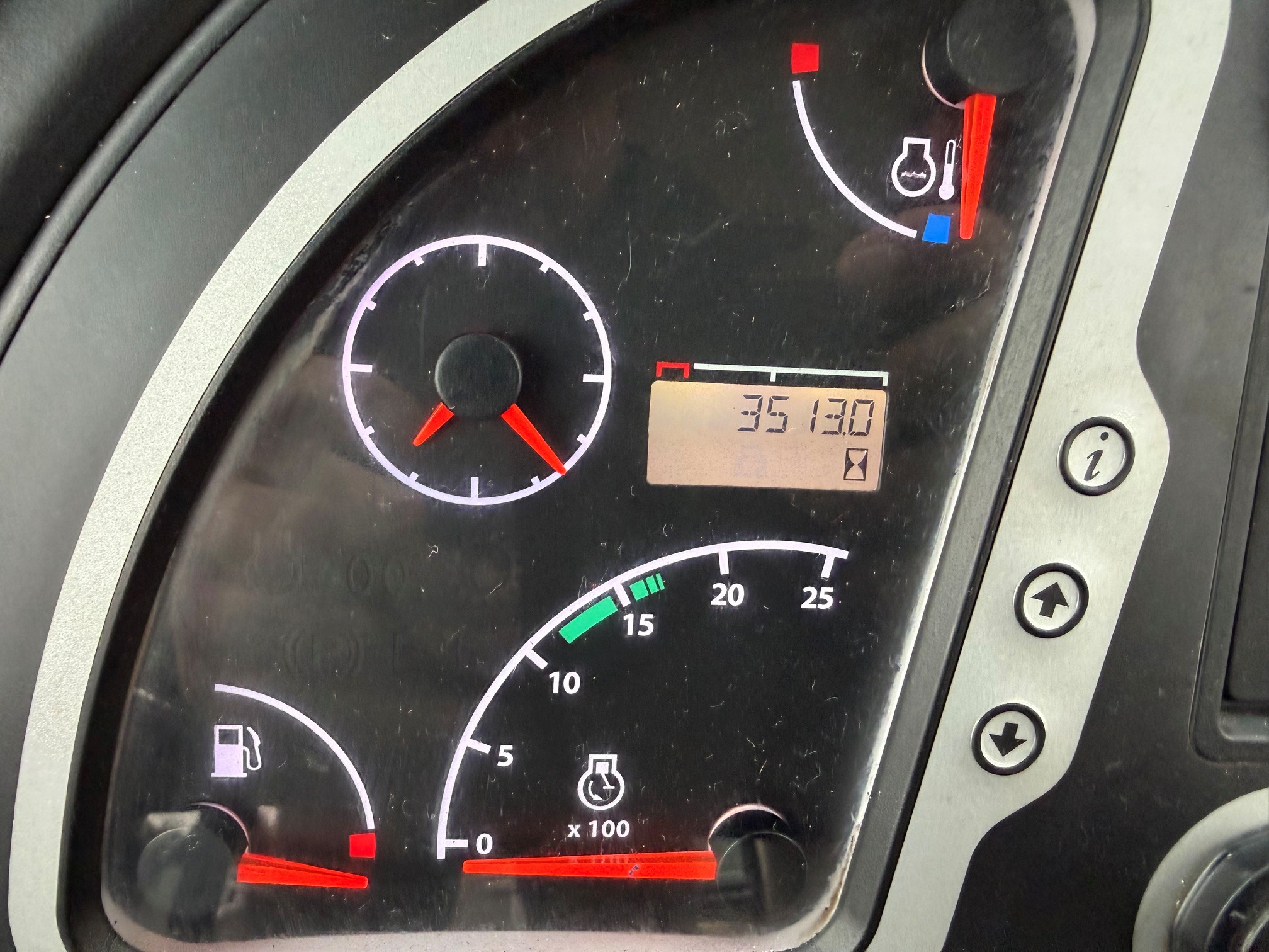 JCB 3CX Eco display showing 3513 recorded hours