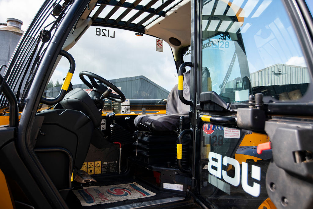 JCB 535-125 Loadall cab view