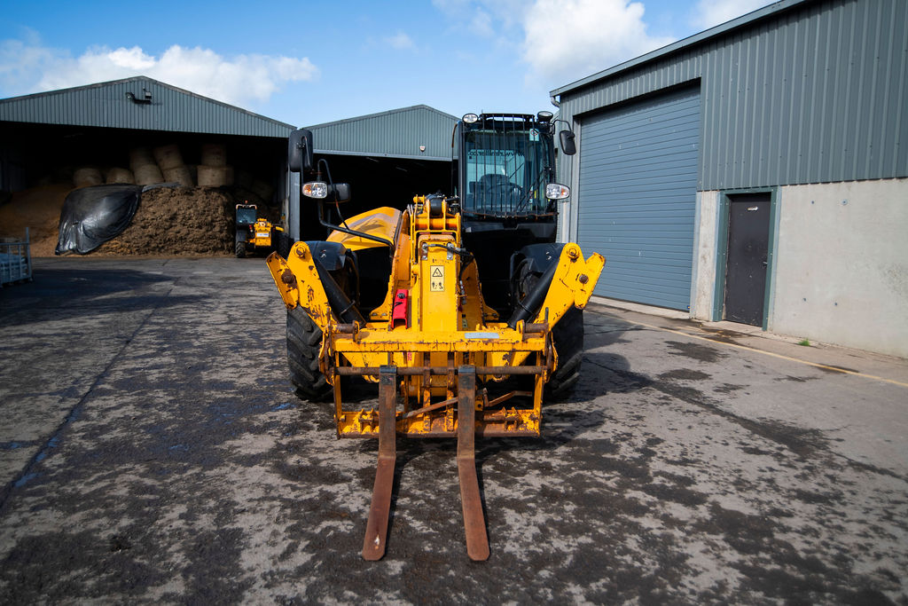 JCB 535-125 Loadall close-up front view